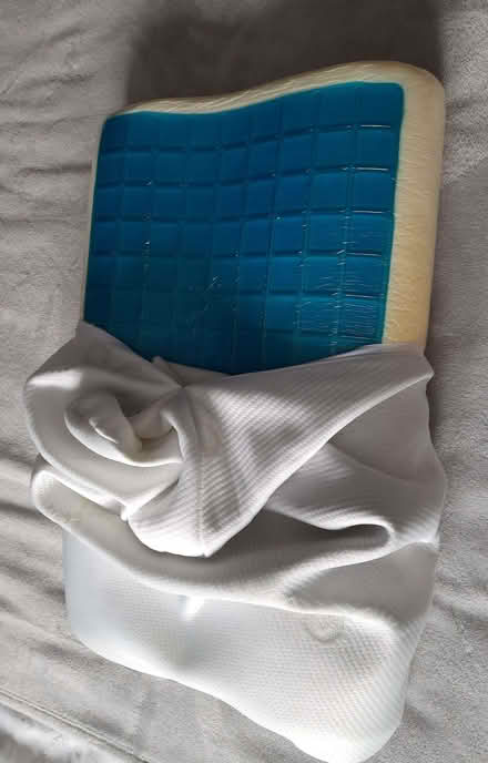 Photo of free Contour memory foam pillow with gel layer (Chatteris PE16) #1