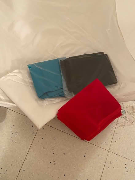 Photo of free White photo cube with back drops (Epsom KT18) #2