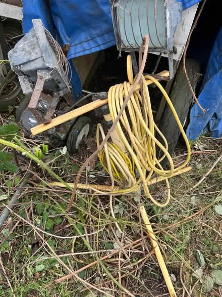 Photo of free 110 volt lightning (Dunsden Green RG4) #1