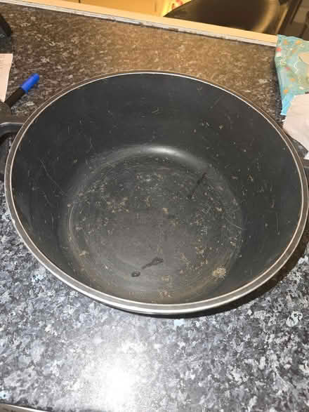 Photo of free Sturdy pot (IG6 3s) #3