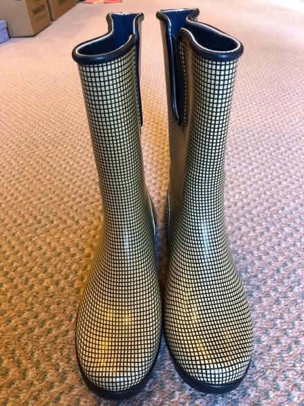 Photo of free Rain boots - size 9, women’s (Bethesda- River Rd & Wilson Ln) #2