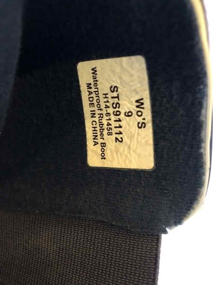 Photo of free Rain boots - size 9, women’s (Bethesda- River Rd & Wilson Ln) #4