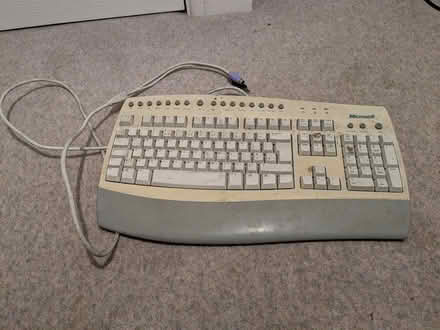 Photo of free Microsoft Internet keyboard (Downend BS16) #1
