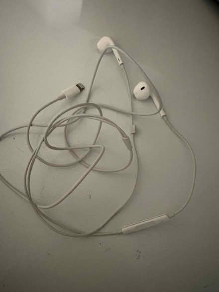 Photo of free iPhone headphone (Leeds LS8) #1
