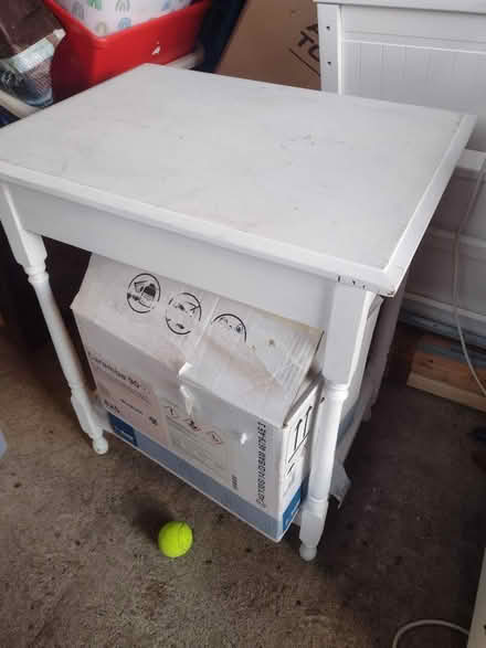Photo of free Small cream painted table (oak?) (Eaton Bray LU6) #1