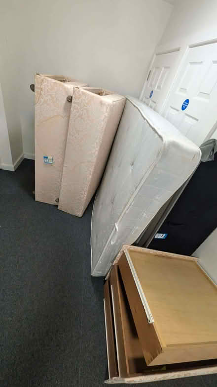 Photo of free Kingsize bed (Sleapshyde AL4) #2