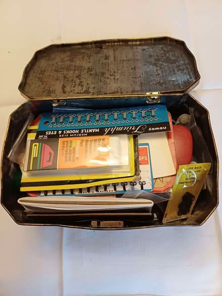 Photo of free Sewing/Vintage Box (Leire LE17) #1