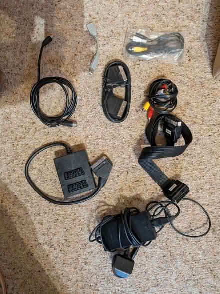 Photo of free Selection of cables with working keyboard (BT7) #1