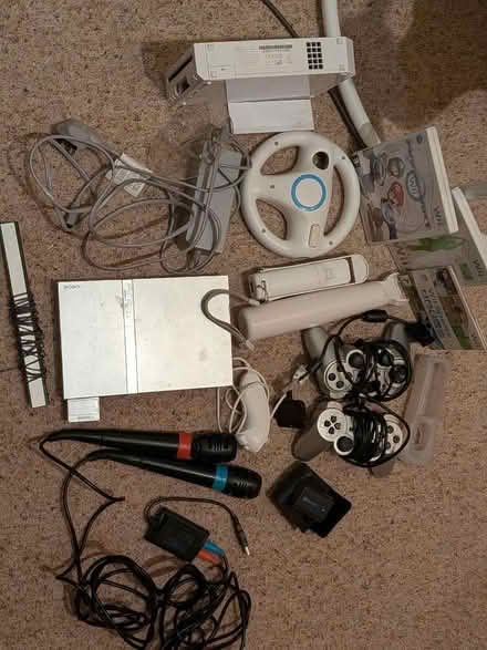 Photo of free Nintendo Wii from mid 2000s with couple of games, microphone (BT7) #1
