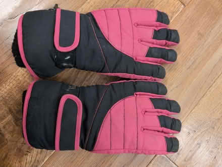 Photo of free Winter gloves age 6-10 (Darby Green GU17) #1