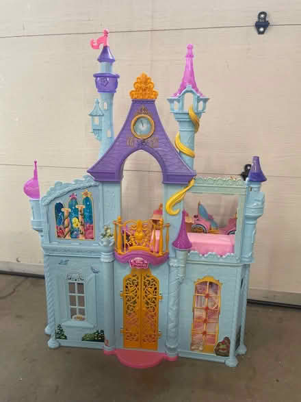 Photo of free Disney princess dollhouse (Ponderosa park neighborhood) #1