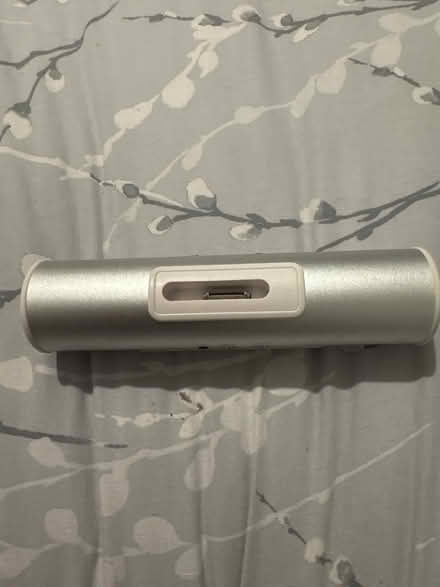 Photo of free iPod Stand& speaker (Clapton) #2