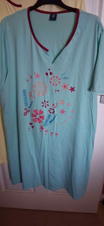 Photo of free two tshirt nightys yellow and blue used (Wigmore LU2) #1