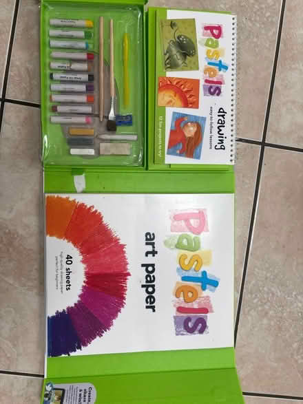 Photo of free Beginners Pastels kit for young artists (Whitton TW2) #2