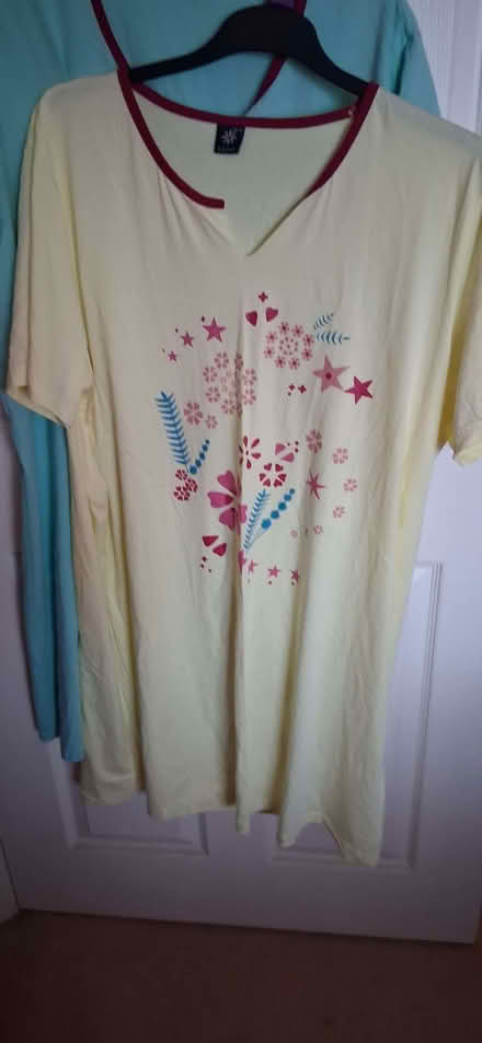 Photo of free two tshirt nightys yellow and blue used (Wigmore LU2) #2
