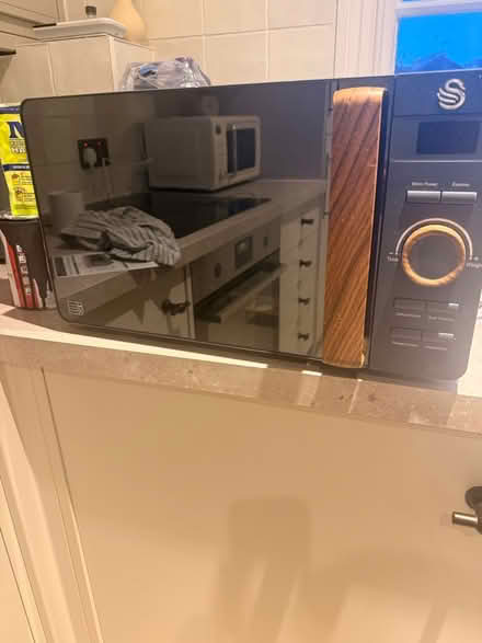 Photo of free Swan Microwave (somewhat faulty) (N1 3PB) #1
