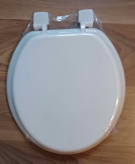 Photo of free New toilet seat (Debden IG10) #1