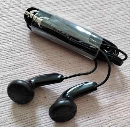 Photo of free In ear headphones (PO7) #1