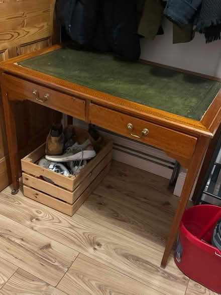 Photo of free desk (SW20) #1