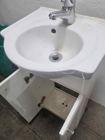 Photo of free Sink and unit (Mitcham CR4) #2