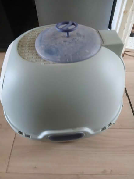 Photo of free Covered cat litter tray (SE22) #4