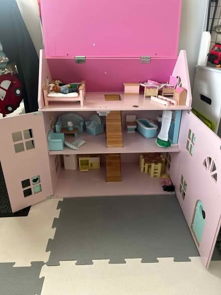 Photo of free Dolls house (Hoddesdon EN11) #2