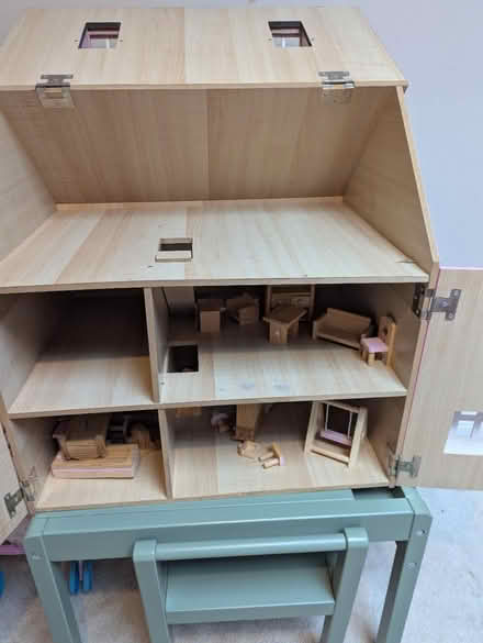 Photo of free Dolls house (Richmond, TW9) #2