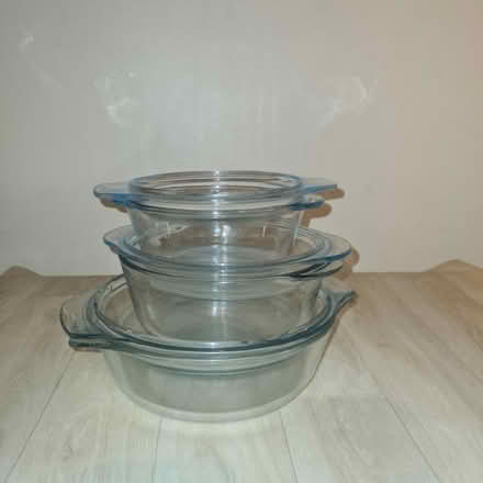 Photo of free Glass Pyrex bowls with lids (TW7) #1