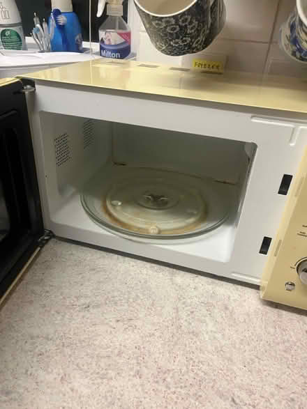 Photo of free Swan retro cream microwave 800w (Milton road, Cambridge) #2