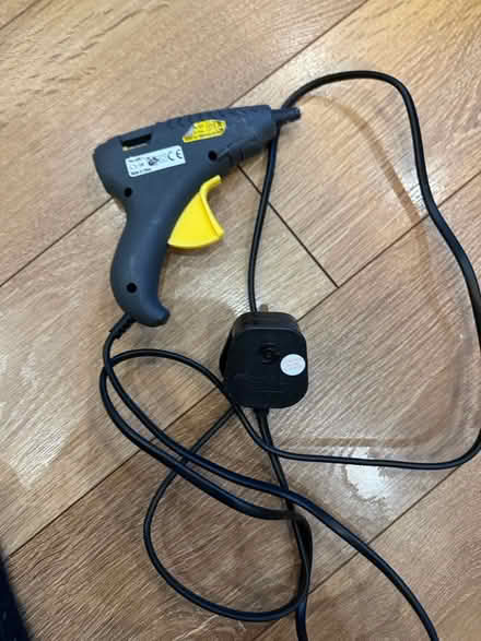 Photo of free Hot glue gun - works (ha28qz) #1