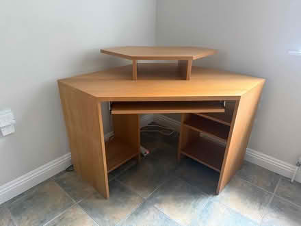 Photo of free Corner desk (Wandsworth) #1
