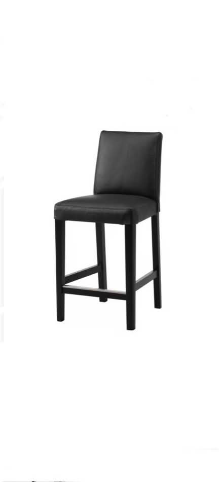 Photo of 2 bar stools with legs (Dunbar EH42) #1