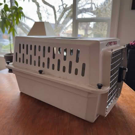 Photo of free Pet carrier (West Seattle Admiral) #2