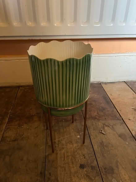 Photo of free Plant pot on stand (Ladywell SE13) #1
