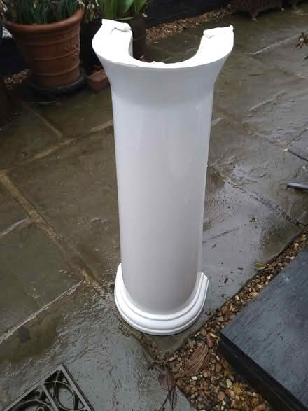 Photo of free sink and pedestal (Letchworth SG6) #2