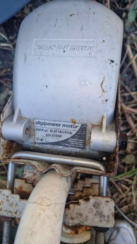 Photo of free Satellite dish, LNB and SG2100A DiSEqC Motor (Addiscombe CR0) #2