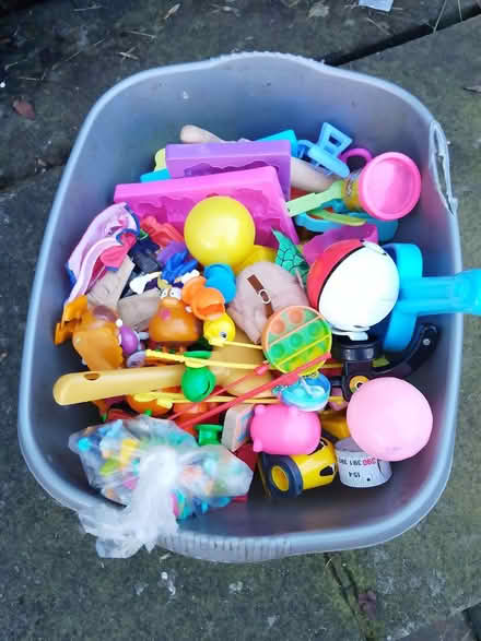 Photo of free miscellaneous small toys (Beulah Hill CR7) #1