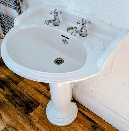Photo of free pedestal sink for bathroom (Chalkwell SS9) #3