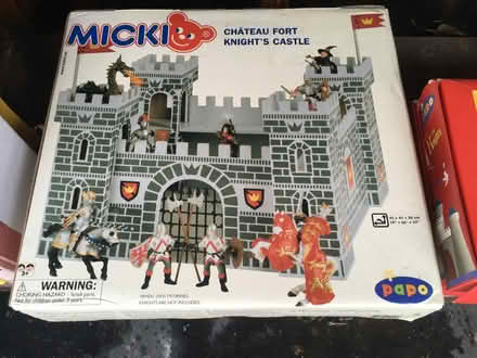 Photo of free Knights Castle and Figurines (Central Larkspur) #1