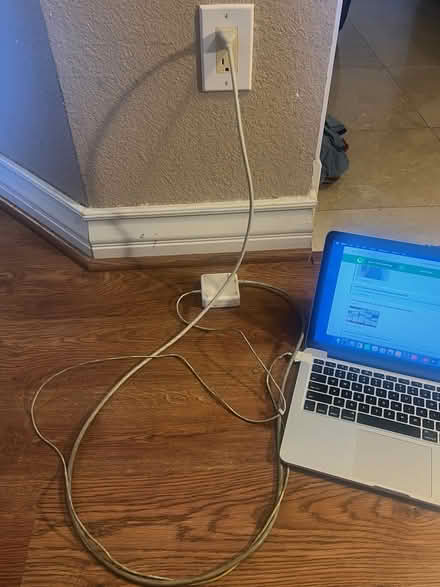 Photo of Apple MacPro power cable (Eastside near Strip / Central) #1