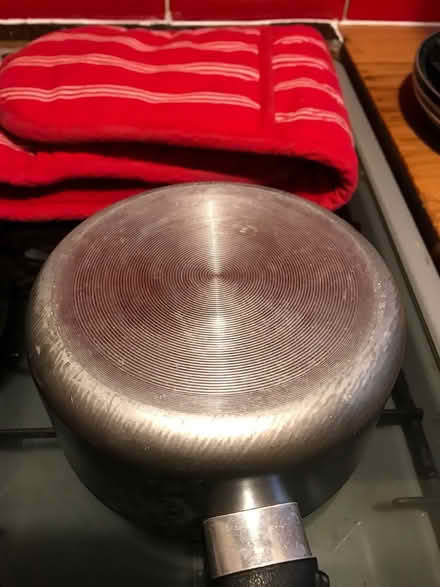 Photo of free Kitchen pots and kitchen gloves (Tottenham Hale N17) #4