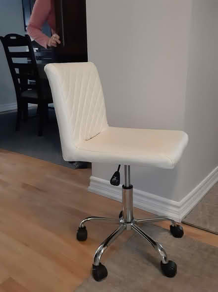 Photo of free swivel chair (Kanata) #2