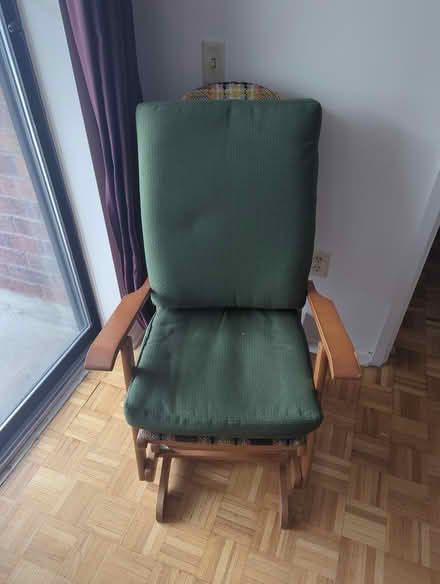 Photo of free rocking chair (110 Nelson) #1