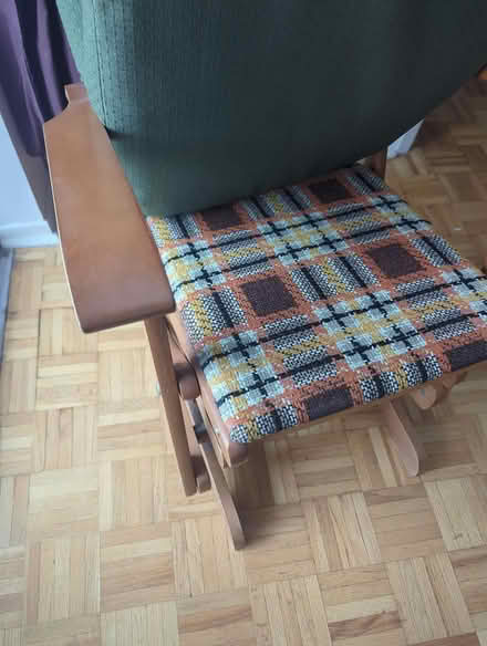 Photo of free rocking chair (110 Nelson) #2