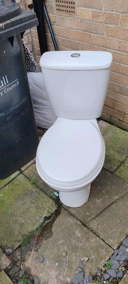 Photo of free Toilet and cistern (Hull. HU7) #1
