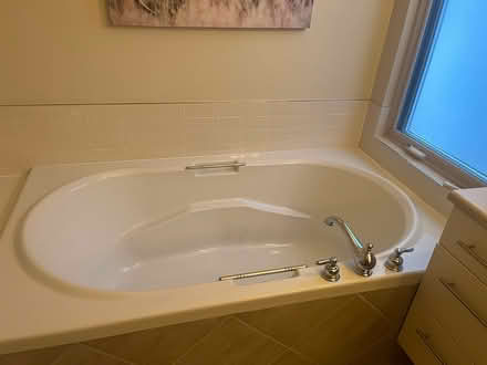 Photo of free Soaker tub (Old ottawa south) #1