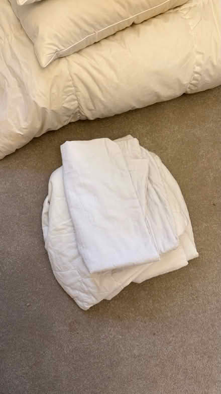 Photo of free Towels, Bedding, Duvets & Pillows (KT15) #3