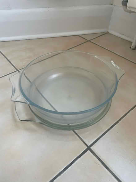 Photo of free Glass Pyrex with lid (New Malden/SW20) #1