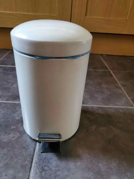 Photo of free Small metal pedal bin (Iver SL0) #1
