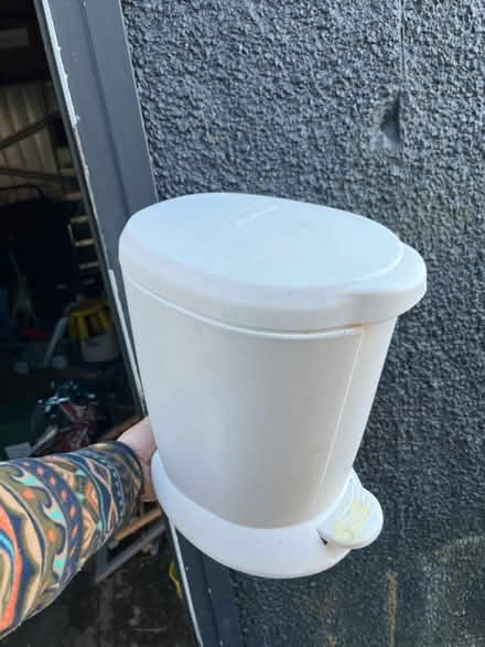 Photo of free Small plastic bathroom bin (Ba11) #1